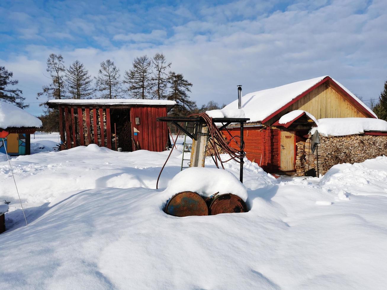 winterdag in het Russische dorp sneeuwput blauwe lucht foto