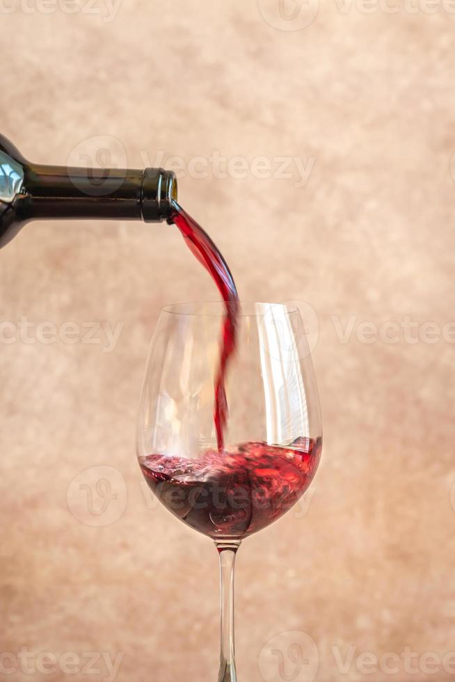 rode wijn gieten in glas foto
