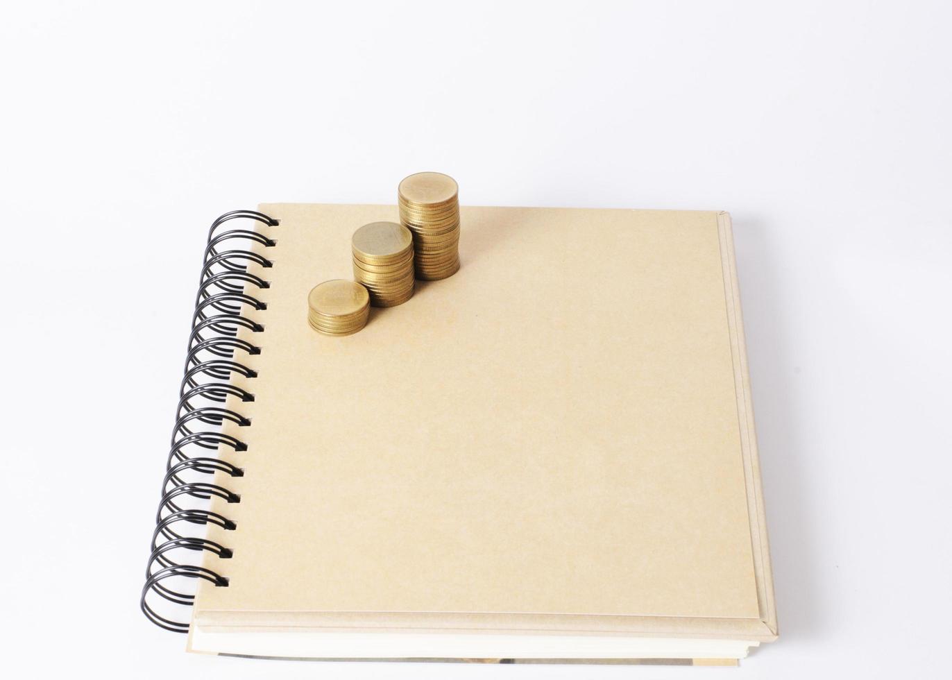 munten stcak op notebook voor financieel concept foto