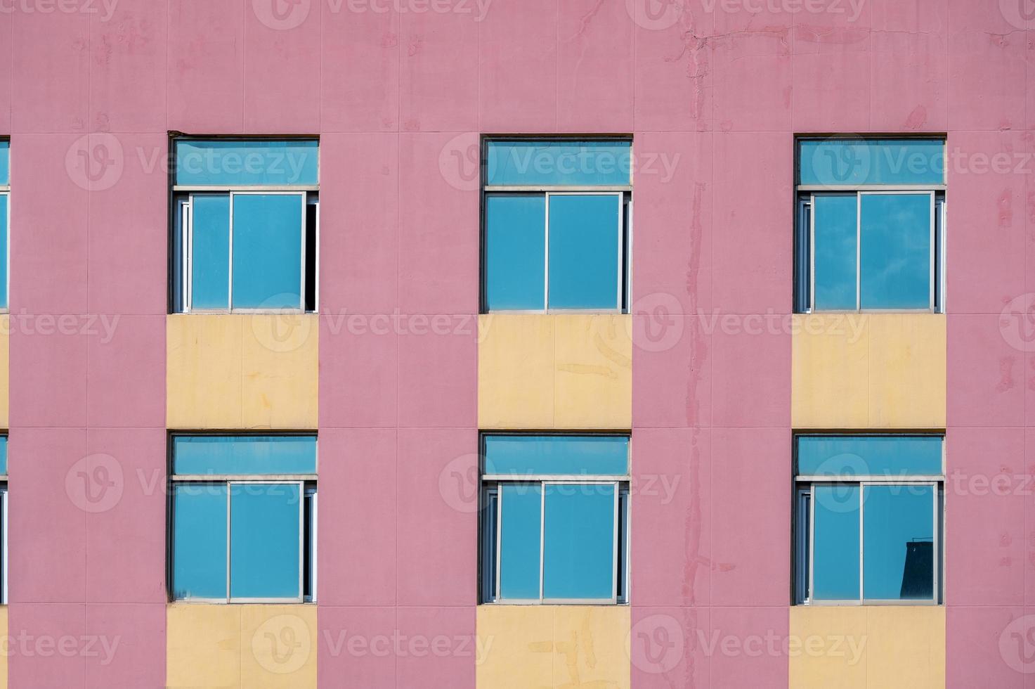 mooi weer onder de blauwe lucht, kleurrijke architecturale delen foto