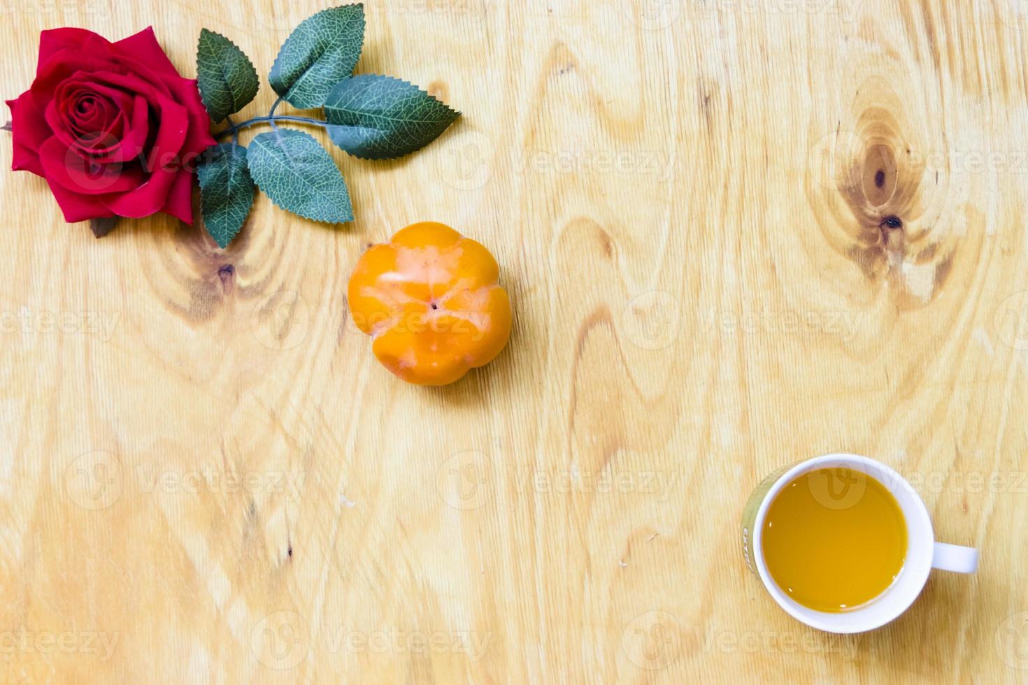 verse banaan en persimmon op bakstenen muurachtergrond en houten tafel, foto