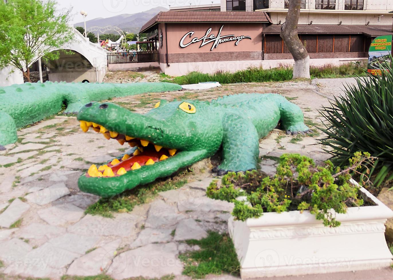 grote stenen krokodillen in het dorp kabardinka in rusland foto