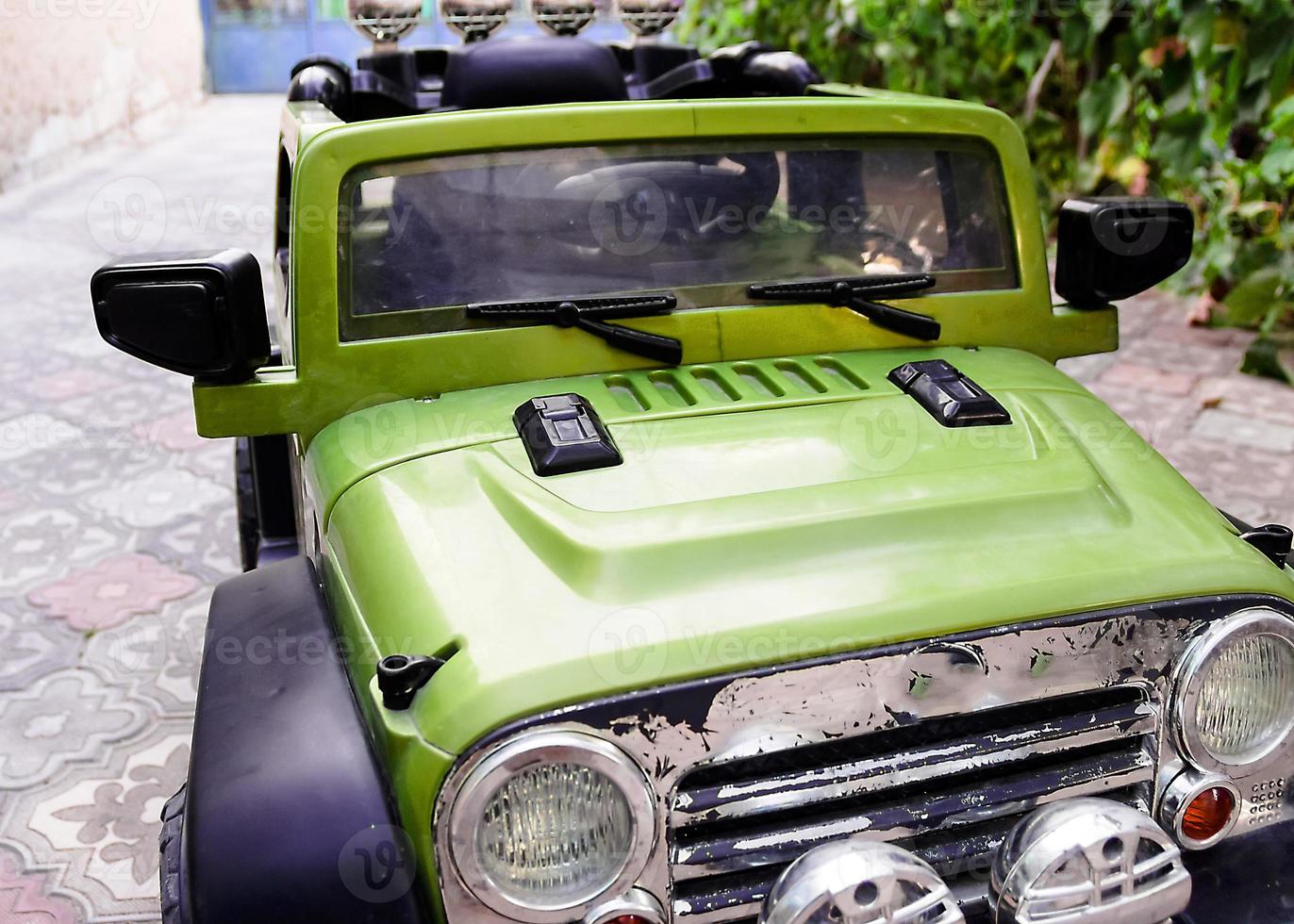 grote mooie oplaadbare kinderauto jeep de hal foto