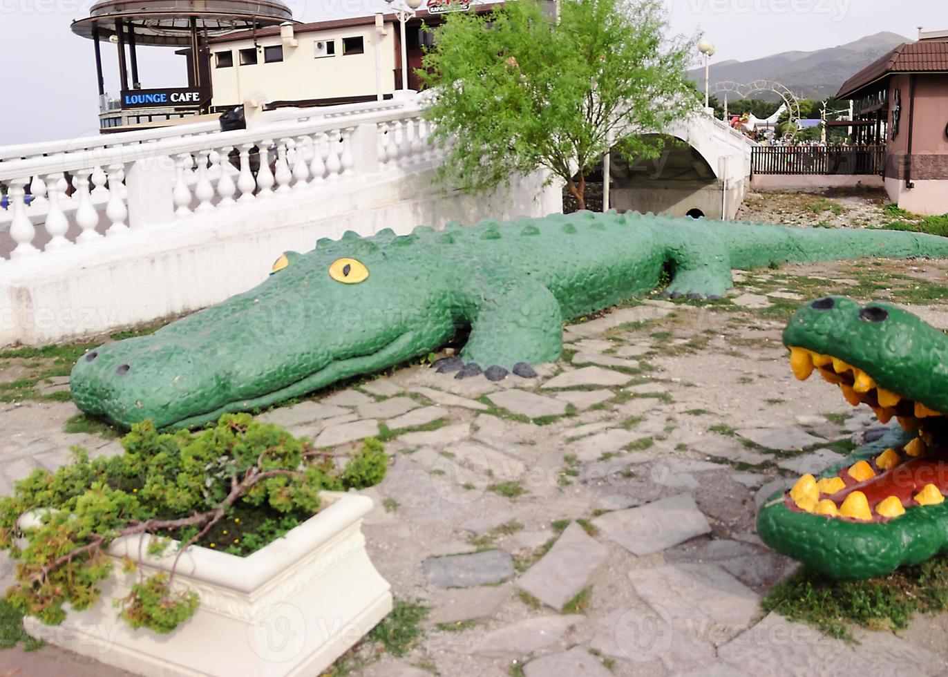 grote stenen krokodillen in het dorp kabardinka in rusland foto