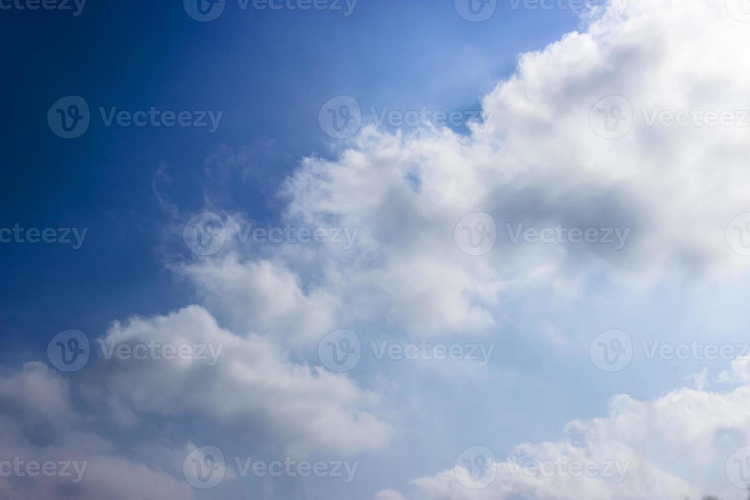 wolken en blauwe hemelachtergrond met exemplaarruimte foto