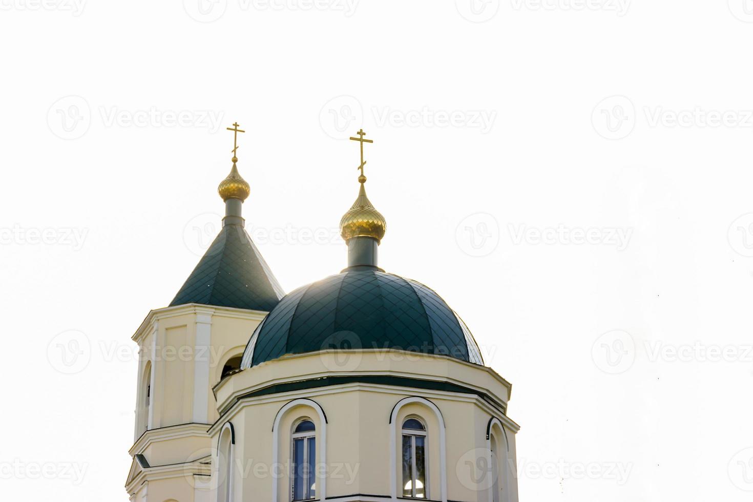 groene koepels van de kerk verlicht in de ondergaande zon foto