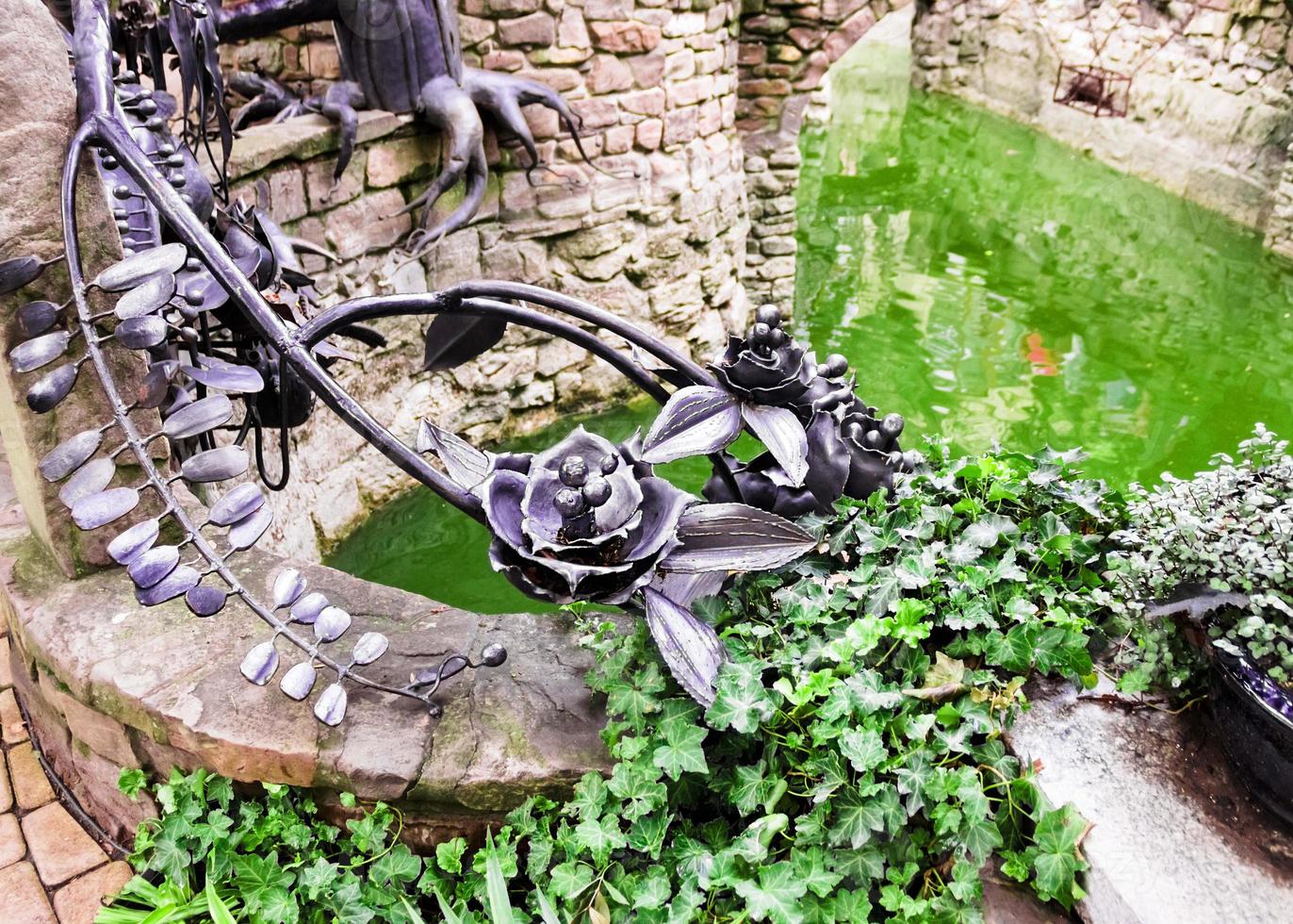 ornamenten in het park van een groot aantal zwarte metalen rozen foto