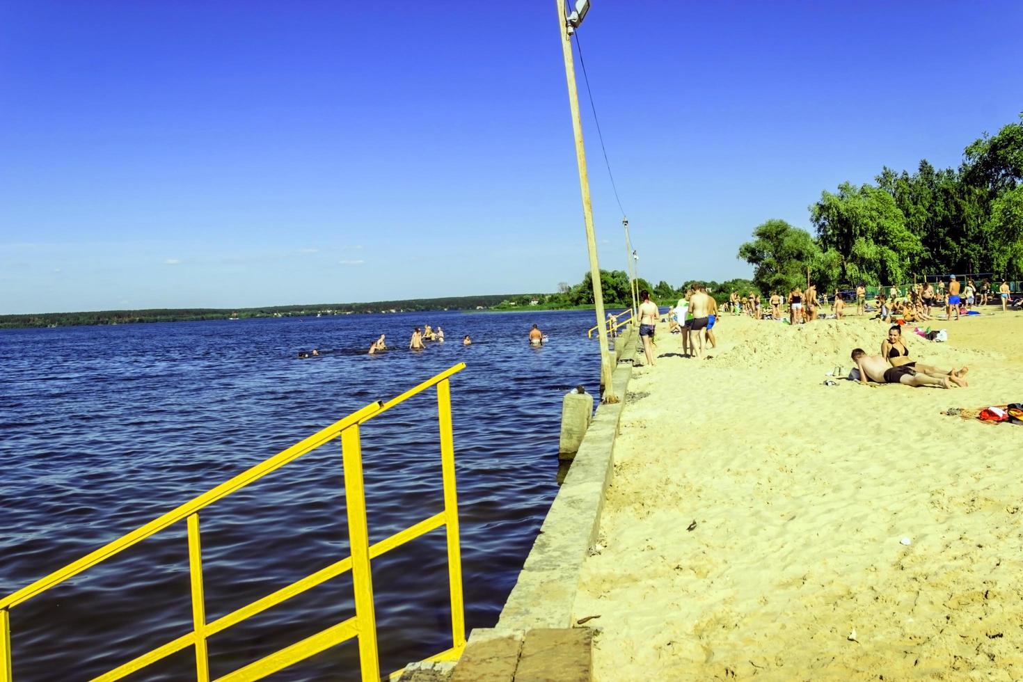 zandstrand aan de rivier de zomer foto