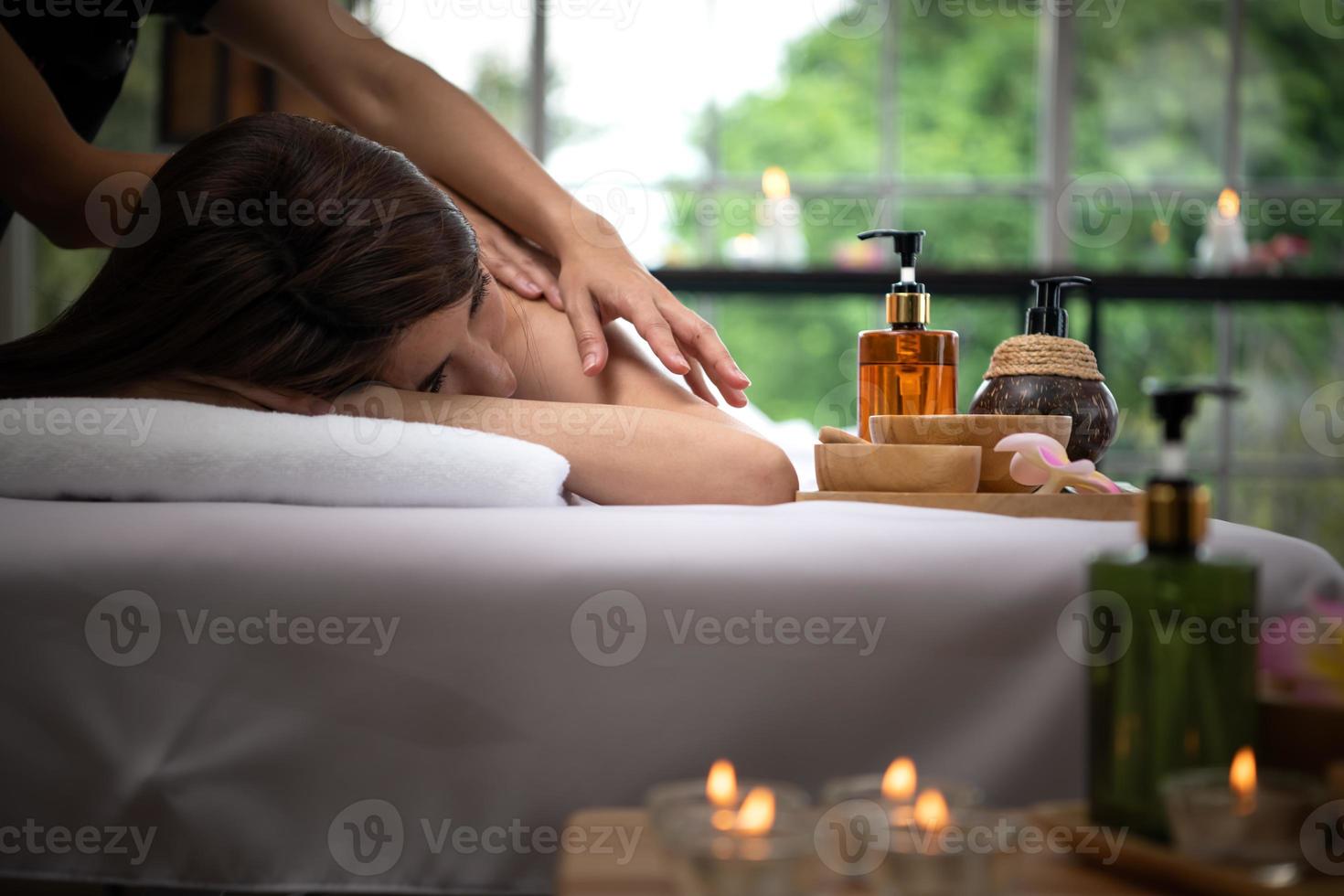 portret van jonge mooie Aziatische vrouw geniet van massage in een luxe kuuroord foto