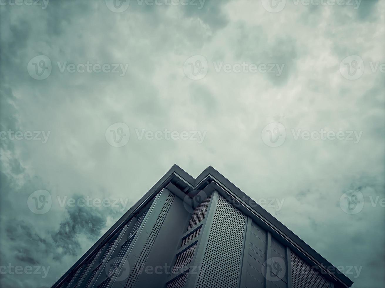 foto van een heel hoog wit gebouw en een bewolkte hemel met veel wolken met een zwart-wit concept. foto's die geschikt zijn als achtergrond met negatieve ruimte