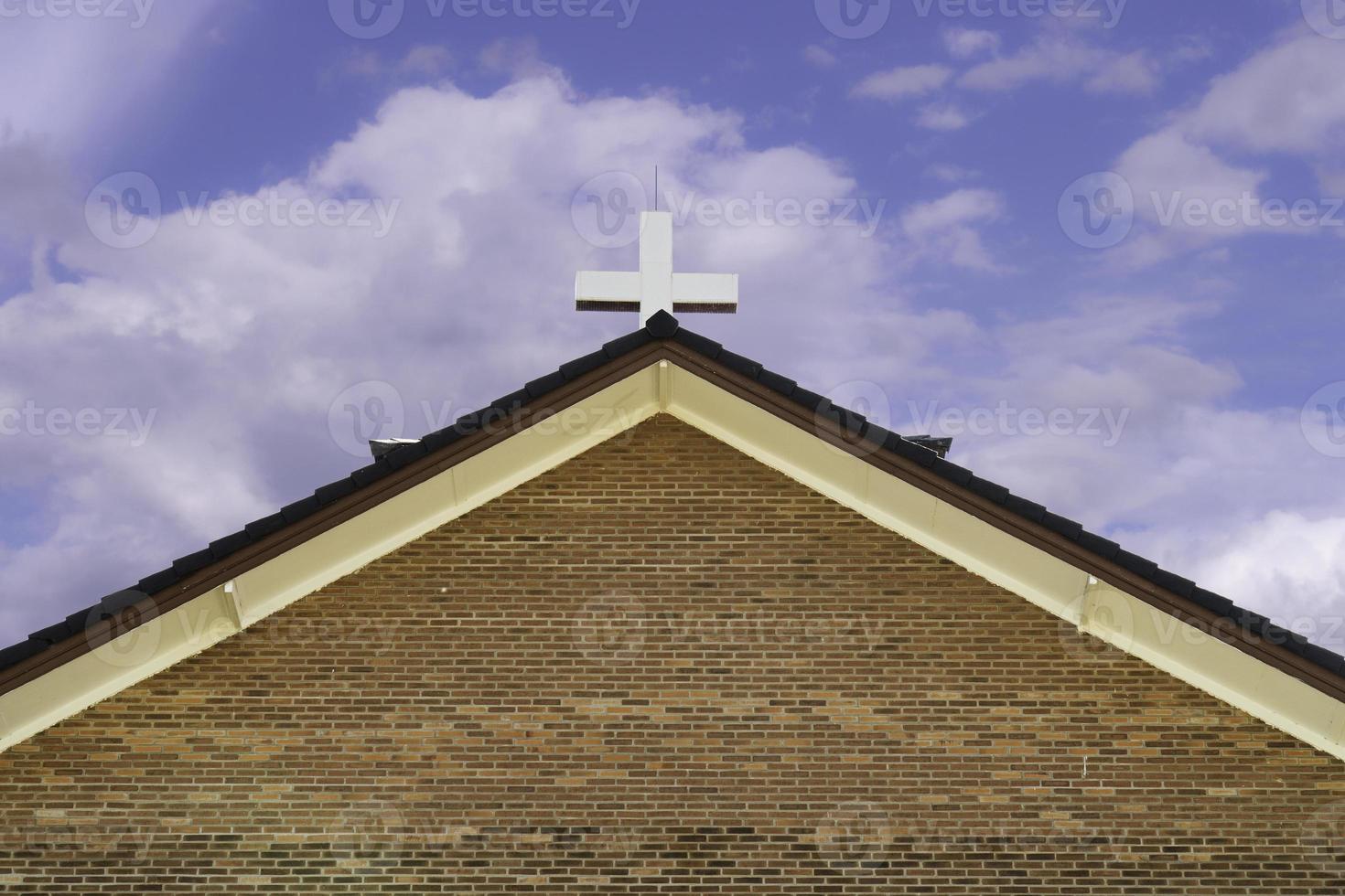 een klein kruis op de kerk van Christus. foto