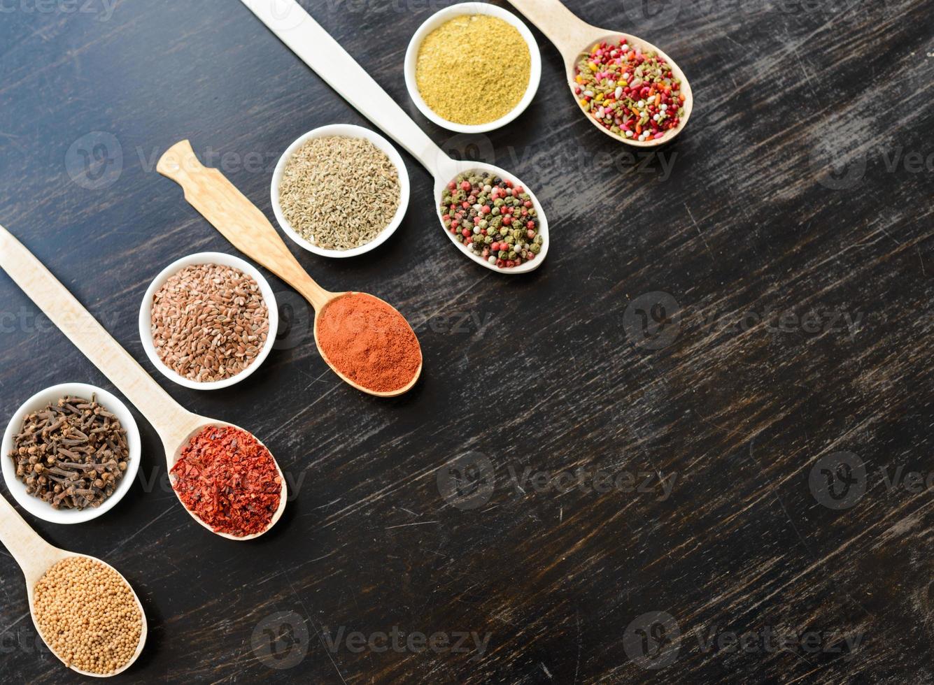 specerijen en kruiden op oude keukentafel. ingrediënten voor eten en koken foto