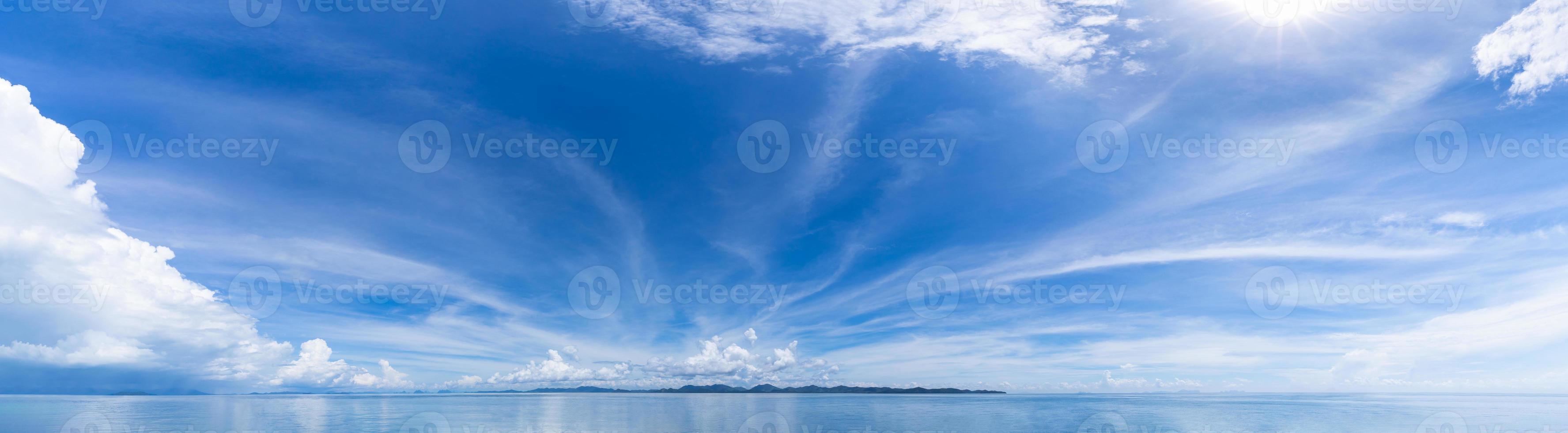 blauwe hemel horizon achtergrond met wolken op een zonnige dag zeegezicht panorama phuket thailand foto