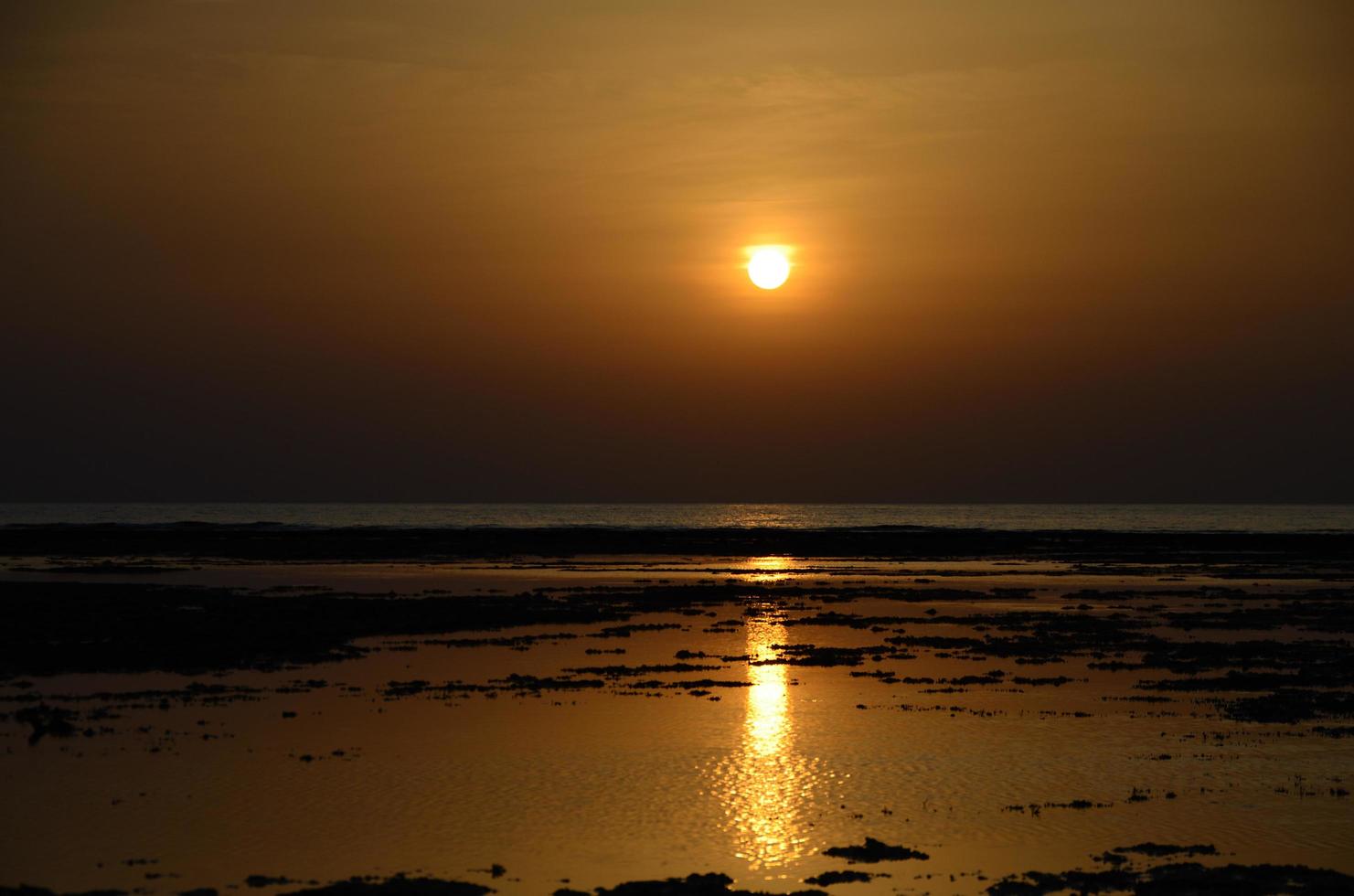 zonsopgang met reflectie foto