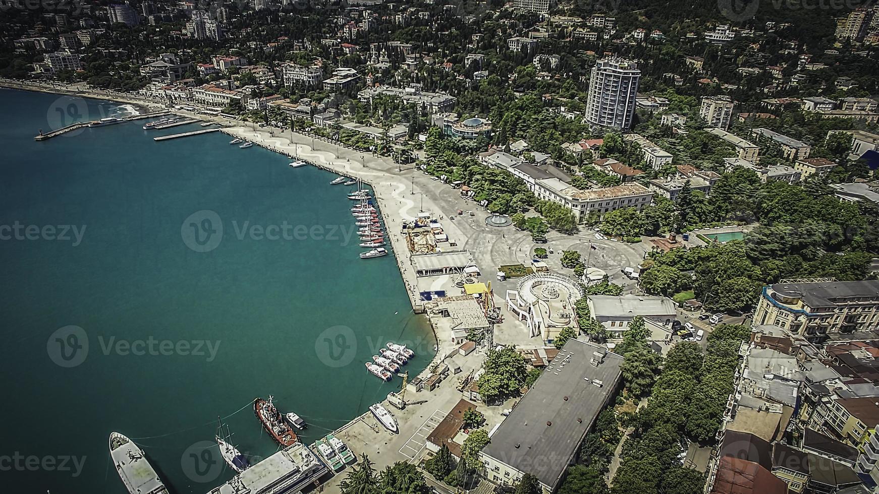 luchtfoto van het stadsbeeld van yalta. Krim foto