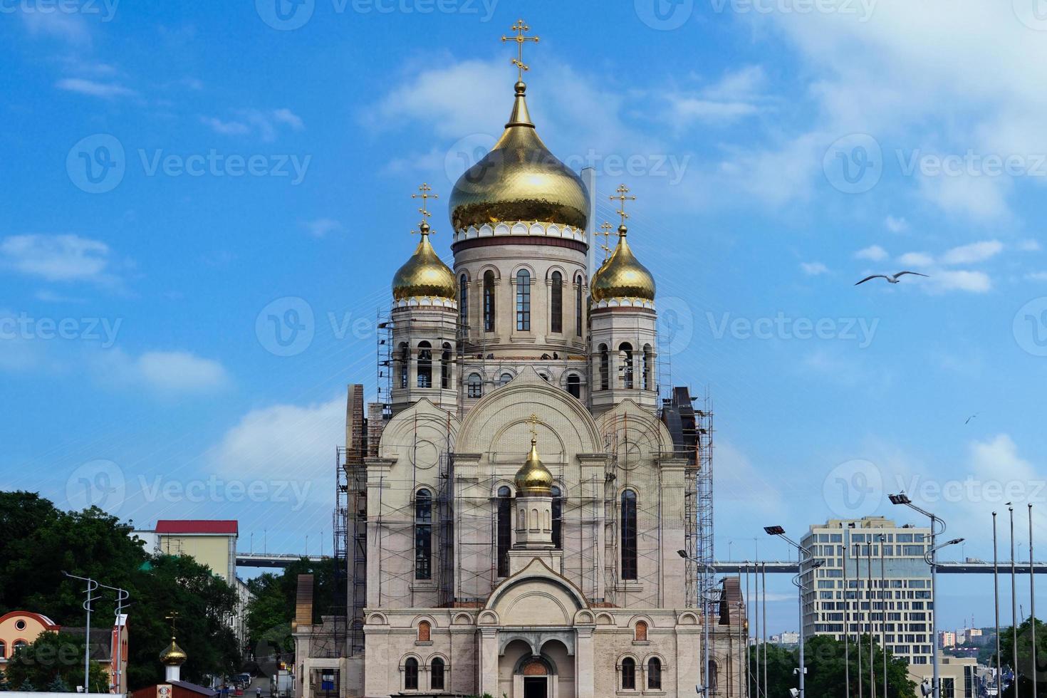 stadsgezicht met uitzicht op de kerk. vladivostok, rusland foto
