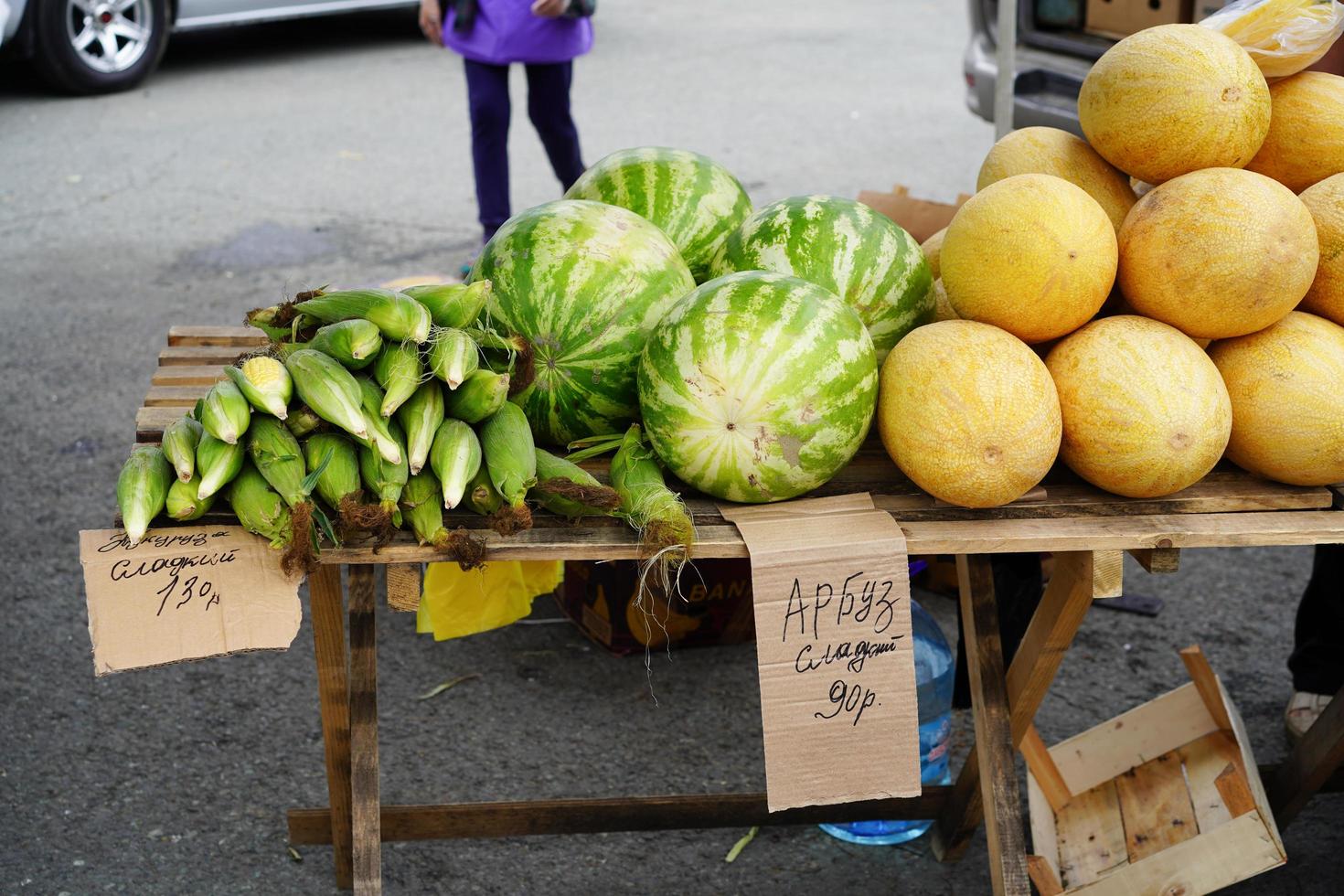 straathandel in groenten en fruit. vladivostok, rusland foto