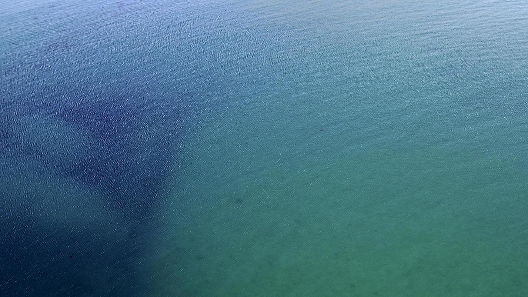 luchtfoto van het wateroppervlak van de zee, de oceaan foto