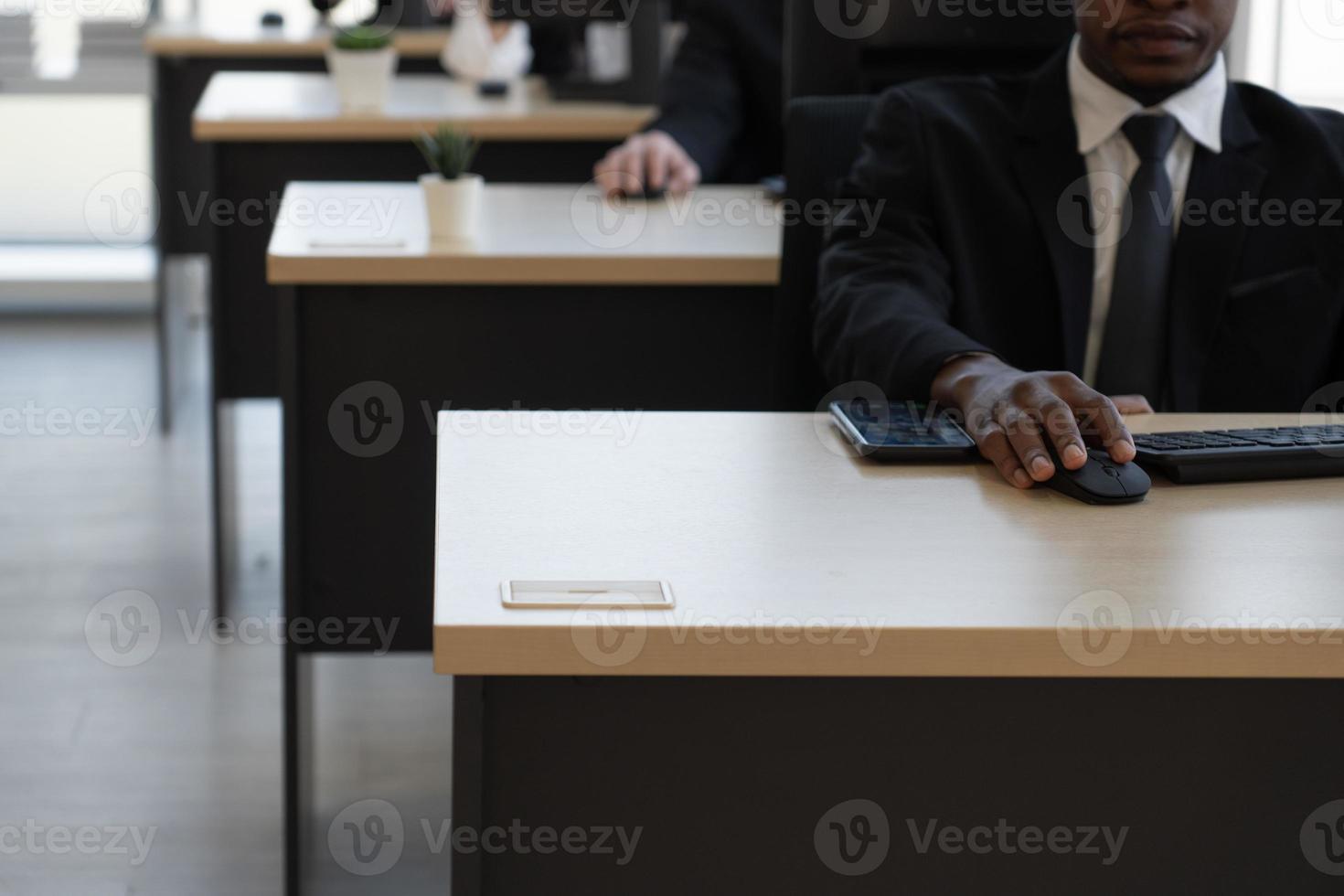 werknemers die aan bureau in bureau werken foto