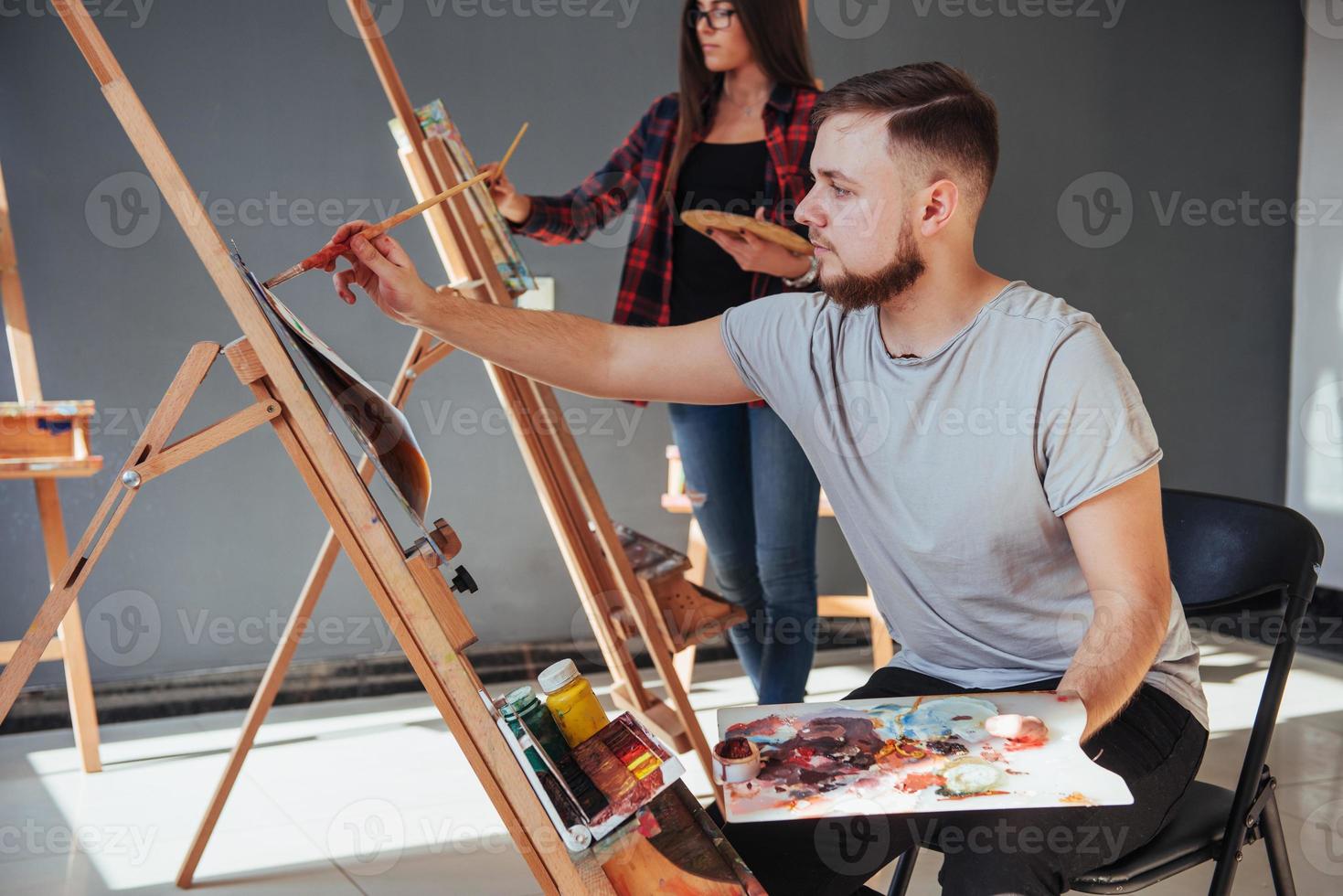 creatieve kunstenaars hebben in de studio een kleurrijke afbeelding op canvas ontworpen met olieverf foto