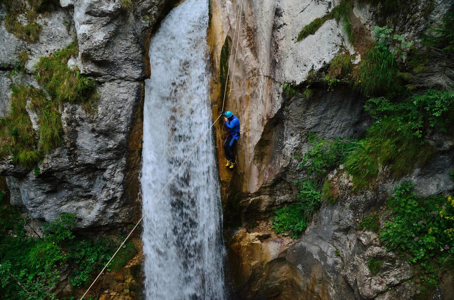 daal af van een waterval foto