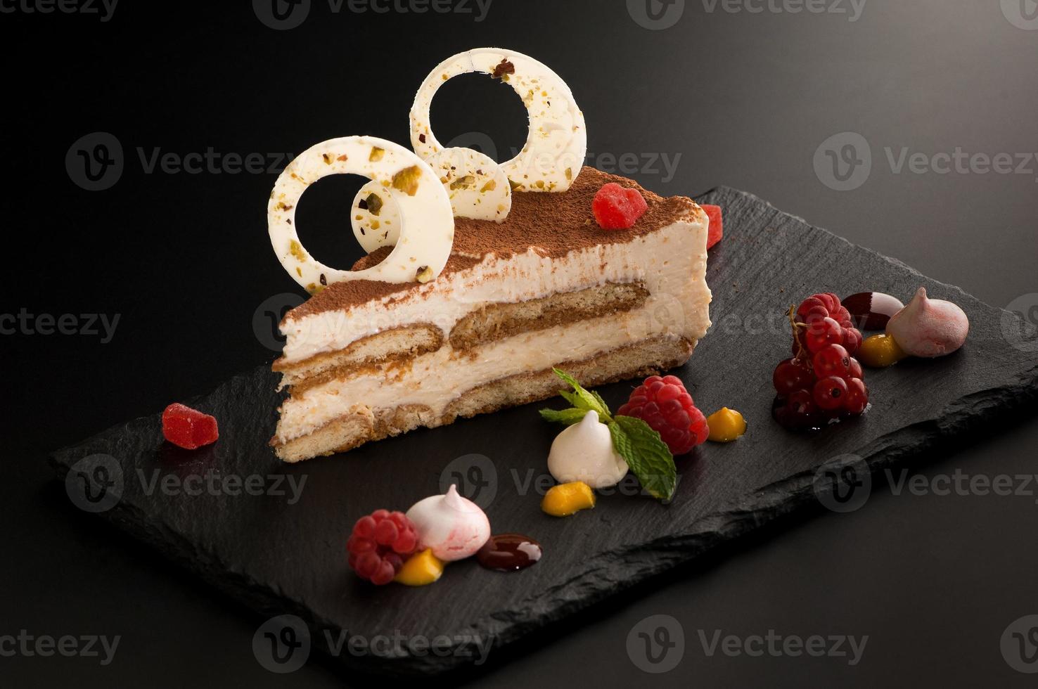 cake met bessen op een donkere achtergrond foto