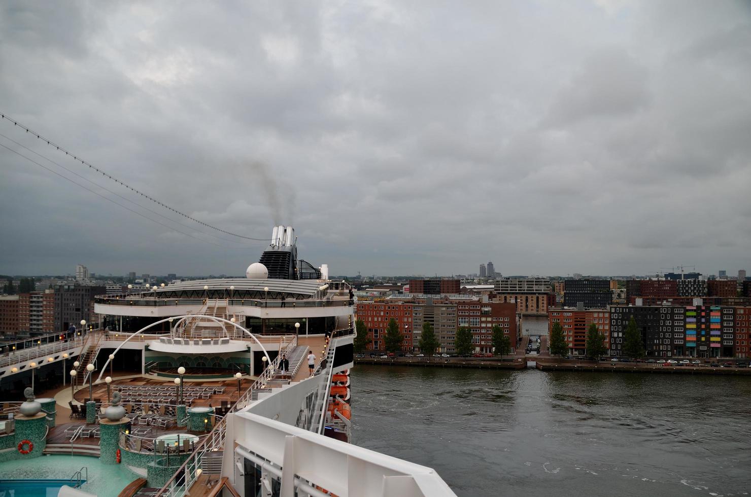 schip keert in amsterdam foto