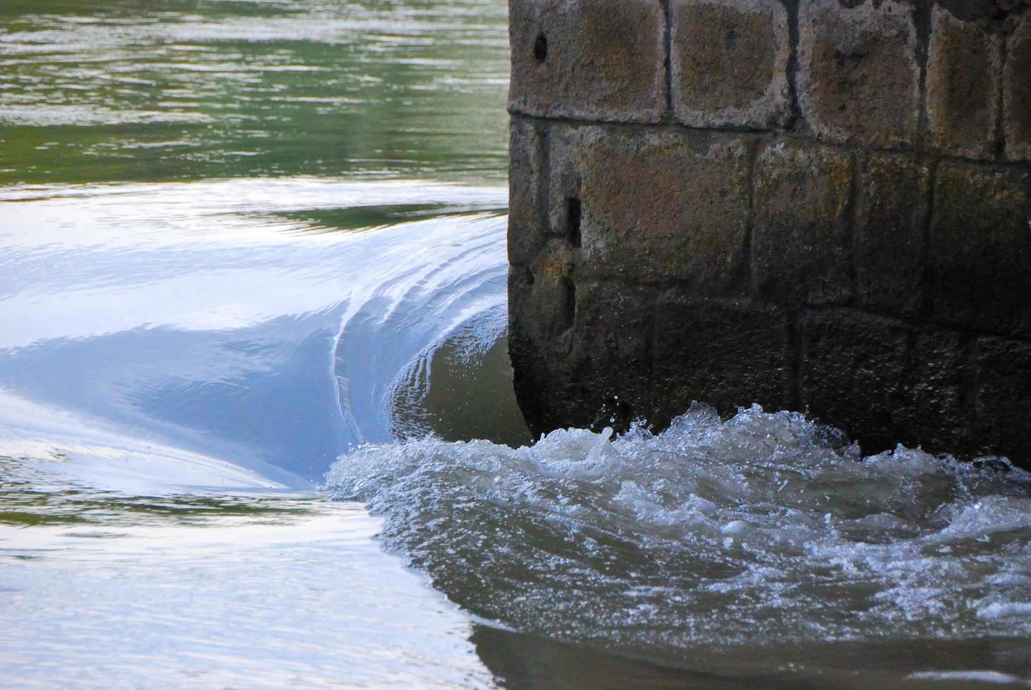 gewerveld water uit de Donau foto