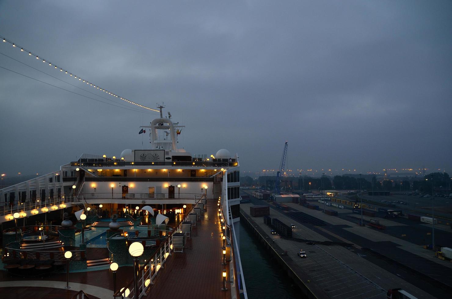 verlicht cruiseschip in de haven foto