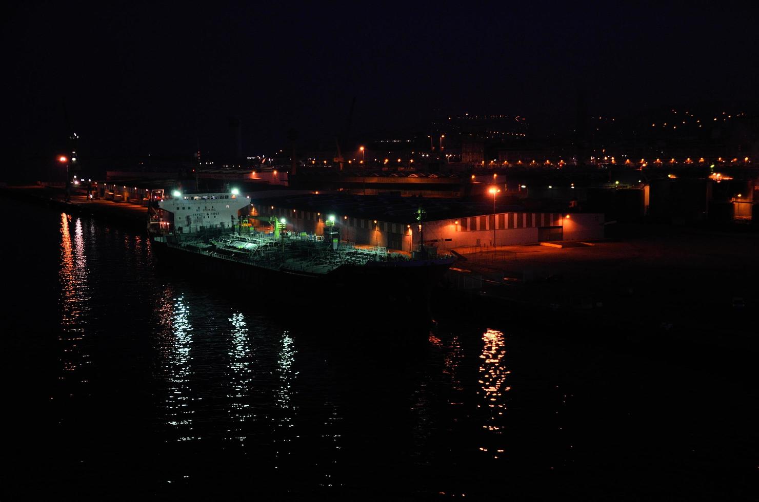 havenschip 's nachts foto