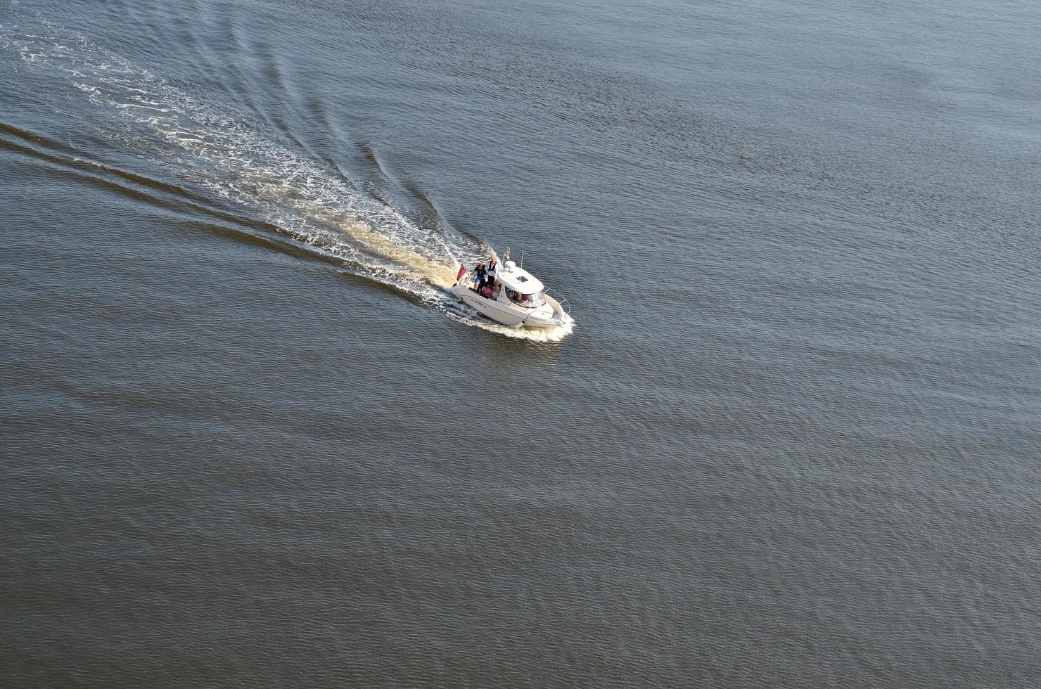 motorboot en kleine golven foto