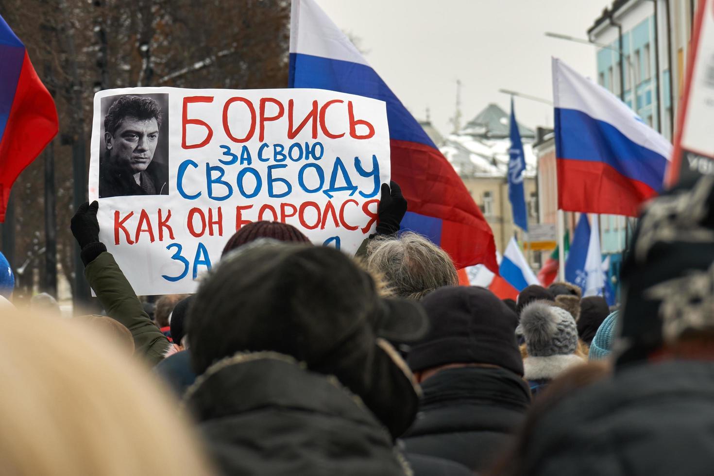 moskou, rusland - 24 februari 2019.mensen die Russische vlaggen en spandoeken dragen op nemtsov-geheugenmars in moskou foto