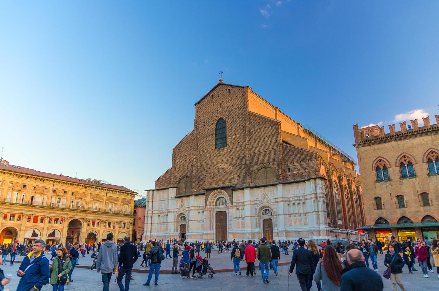 Bologna, Italië, 17 maart 2019 basilica di San Petronio kerk en palazzo dei Banchi paleis gebouw op Piazza Maggiore en veel wandelende mensen in het oude historische stadscentrum, Emilia-Romagna foto