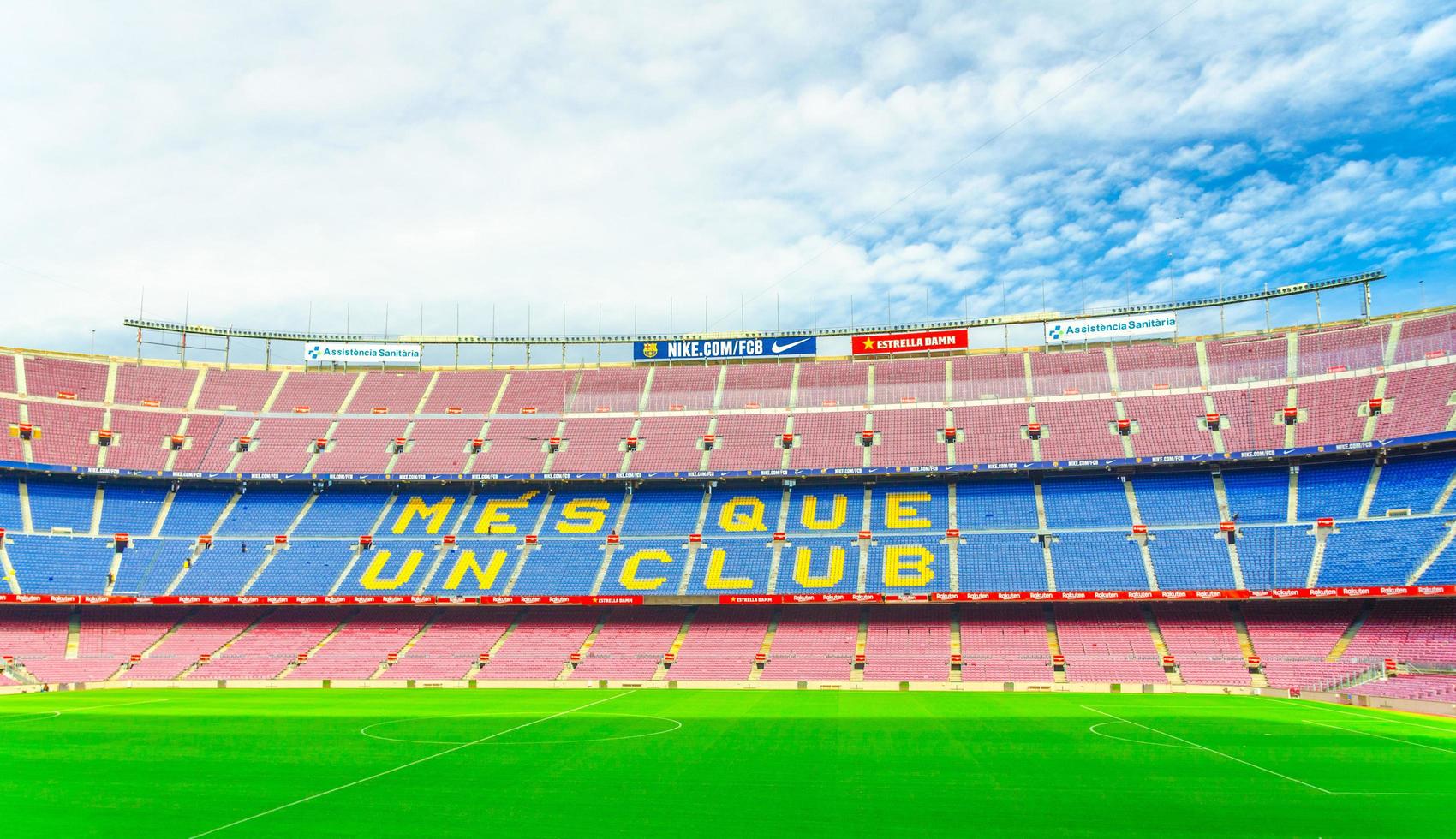 barcelona, spanje, 14 maart 2019 camp nou is het thuisstadion van voetbalclub barcelona, het grootste stadion van spanje. zicht op tribunes en groen grasveld vanaf de reservebank. foto