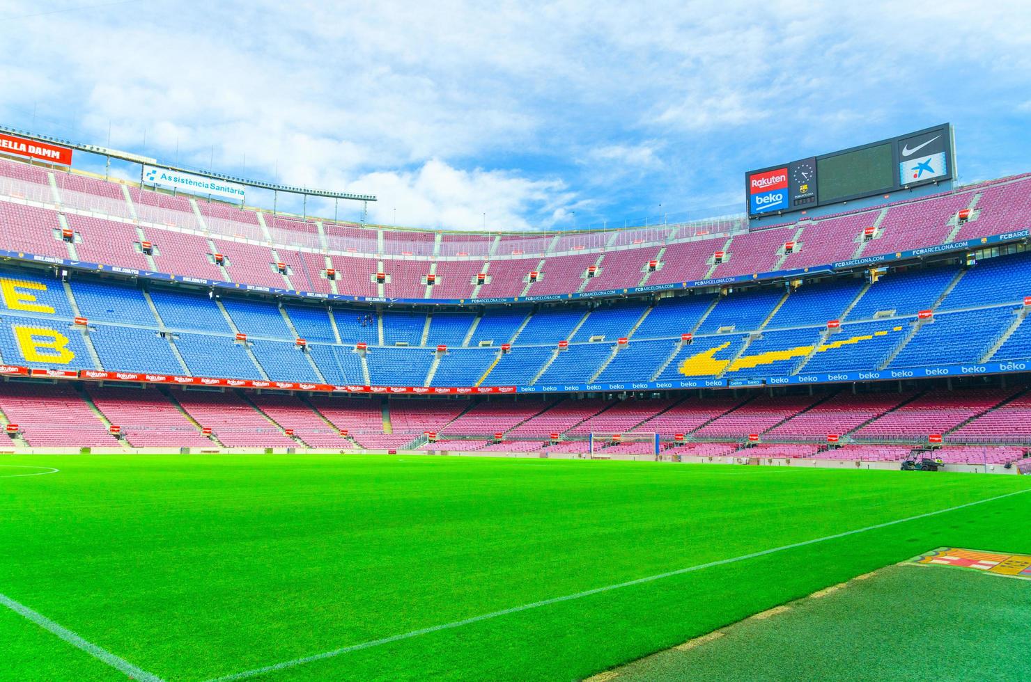 barcelona, spanje, 14 maart 2019 camp nou is het thuisstadion van voetbalclub barcelona, het grootste stadion van spanje. zicht op tribunes, groen grasveld en scorebord vanaf de reservebank. foto