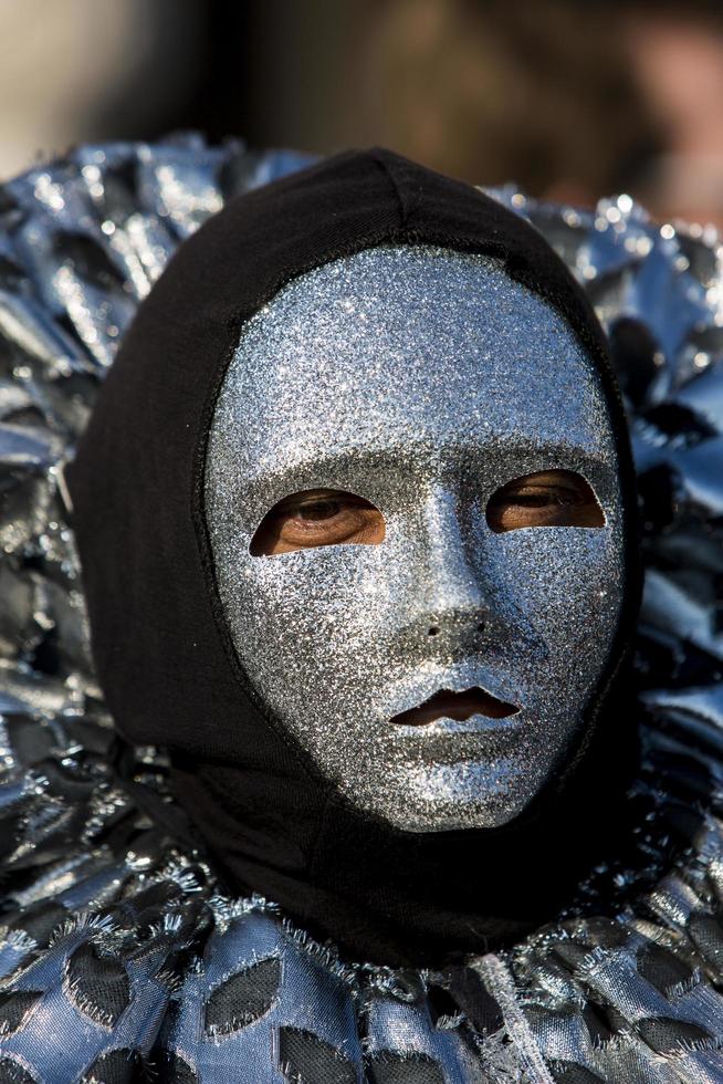 Venetië, Italië - 10 februari 2013 - niet-geïdentificeerde persoon met traditioneel Venetiaans carnavalsmasker in Venetië, Italië. in 2013 wordt het gehouden van 26 januari tot 12 februari. foto