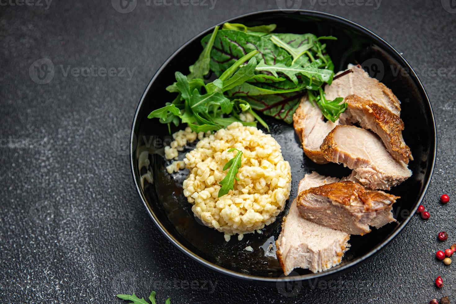 bulgur vlees en salade bladeren sla gezonde maaltijd eten foto