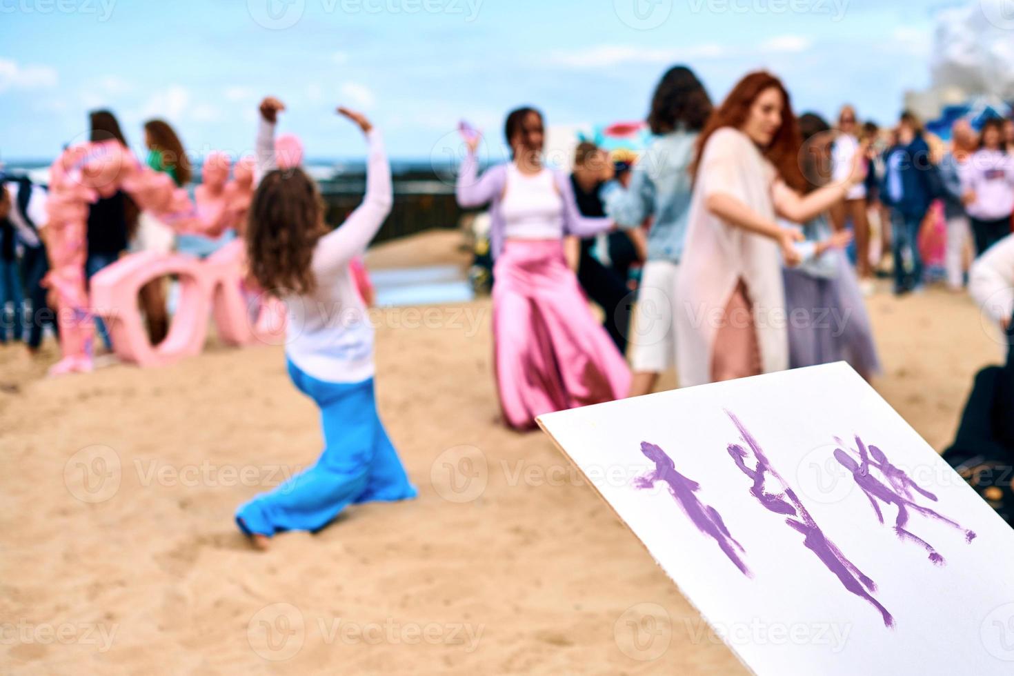 improvisatie tekenen buiten kunstvoorstelling met dansende meisjes, creatieve workshop, kunstfestival foto