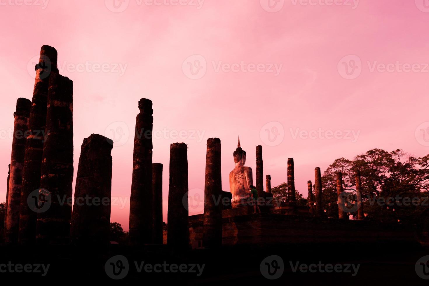 silhouet boeddhabeeld in wat mahathat tempel in sukhothai historisch park, sukhothai provincie, thailand. foto