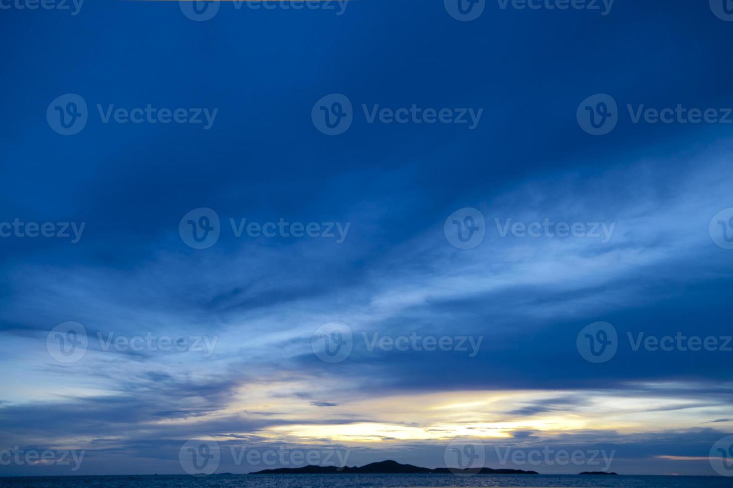 kleurrijke zonsondergang over zee foto