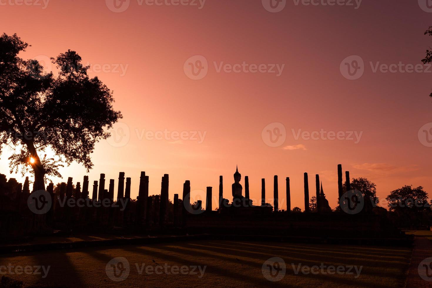 silhouet boeddhabeeld in wat mahathat tempel in sukhothai historisch park, sukhothai provincie, thailand. foto