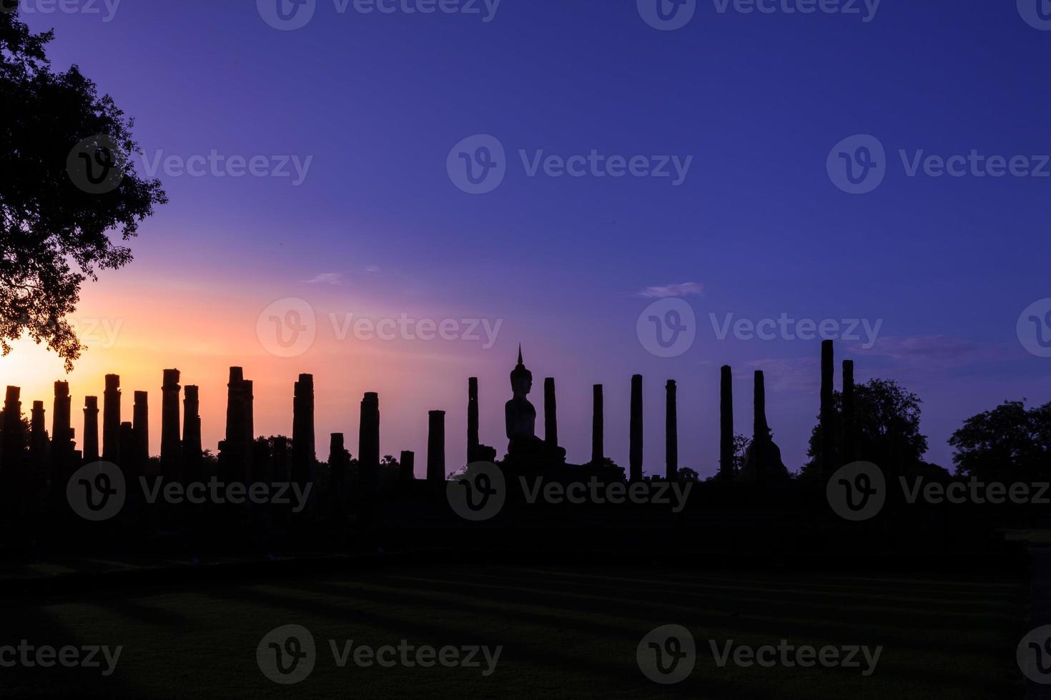 silhouet boeddhabeeld in wat mahathat tempel in sukhothai historisch park, sukhothai provincie, thailand. foto