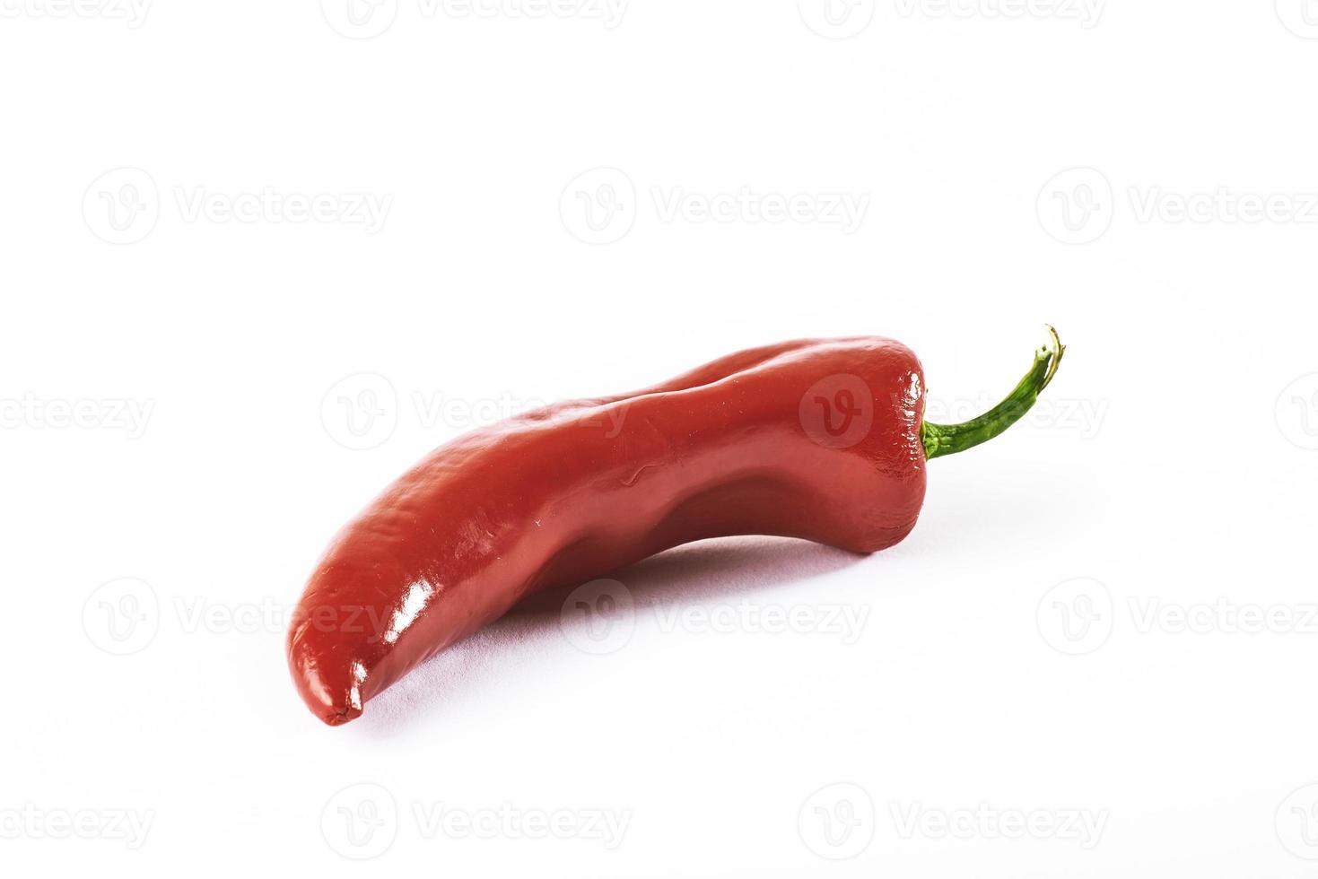 red hot chili peper geïsoleerd op een witte achtergrond foto