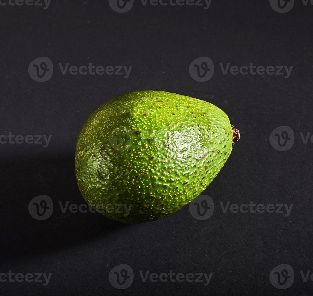 verse heerlijke avocado geïsoleerd op een zwarte achtergrond foto