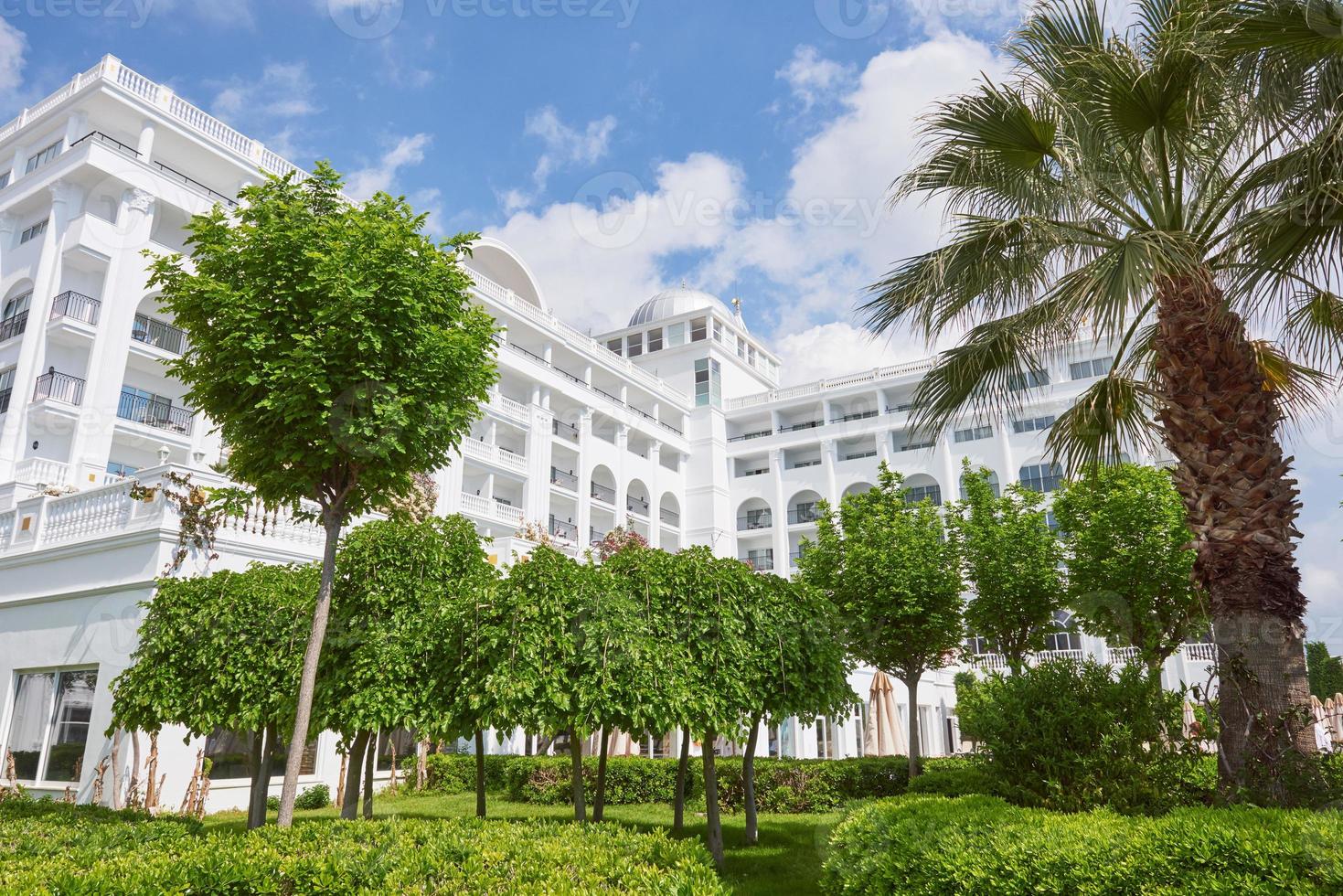 het populaire resort amara dolce vita luxe hotel. met zwembaden en waterparken en recreatiegebied langs de zeekust in turkije. tekirova-kemer foto