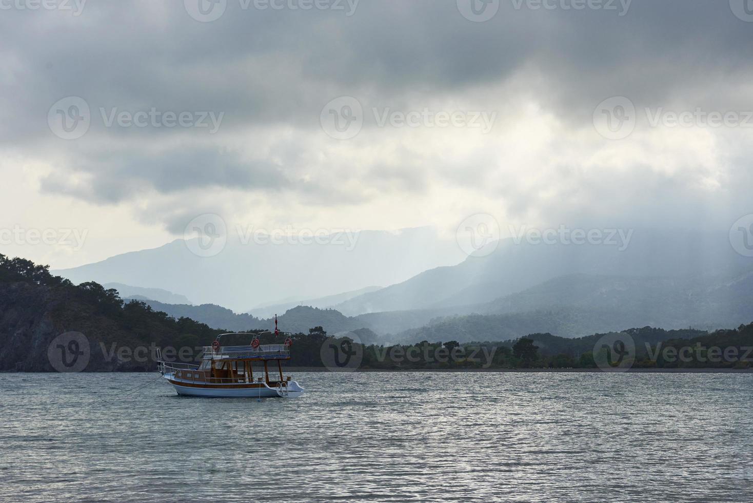 boten varen op een regenachtige dag, sombere lucht in turkije. foto