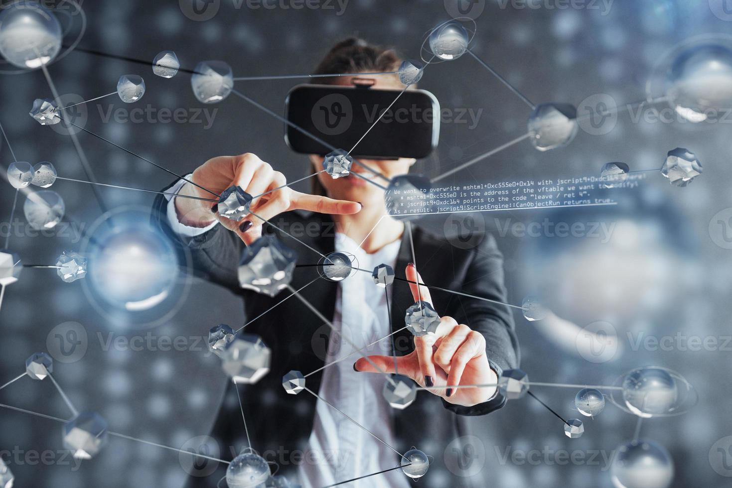 virtual reality, 3D-technologieën, cyberspace, wetenschap en mensenconcept - gelukkige vrouw in 3D-bril die projectiemoleculen aanraakt. foto