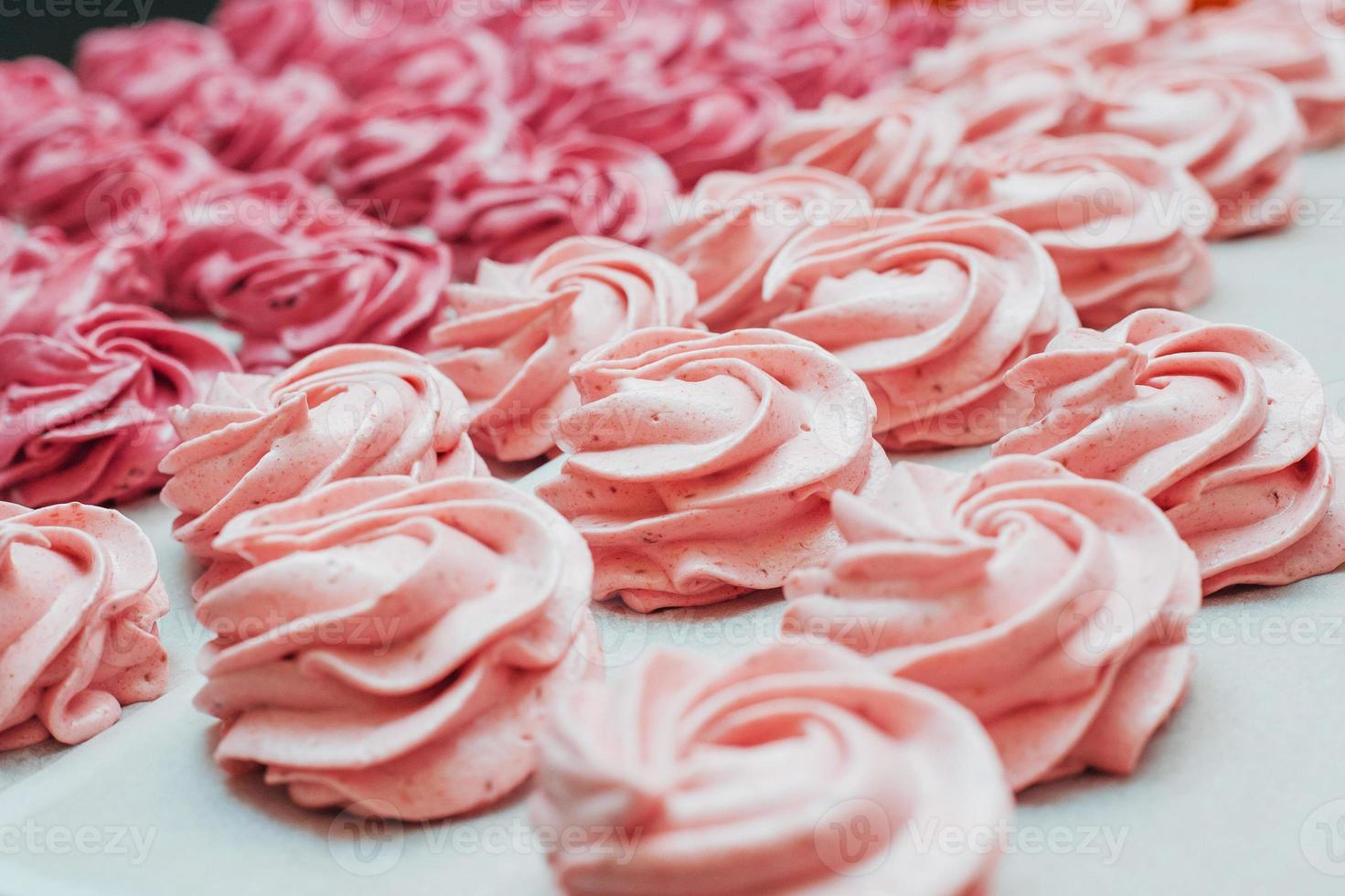 zelfgemaakte marshmallows roze op een wit perkament foto