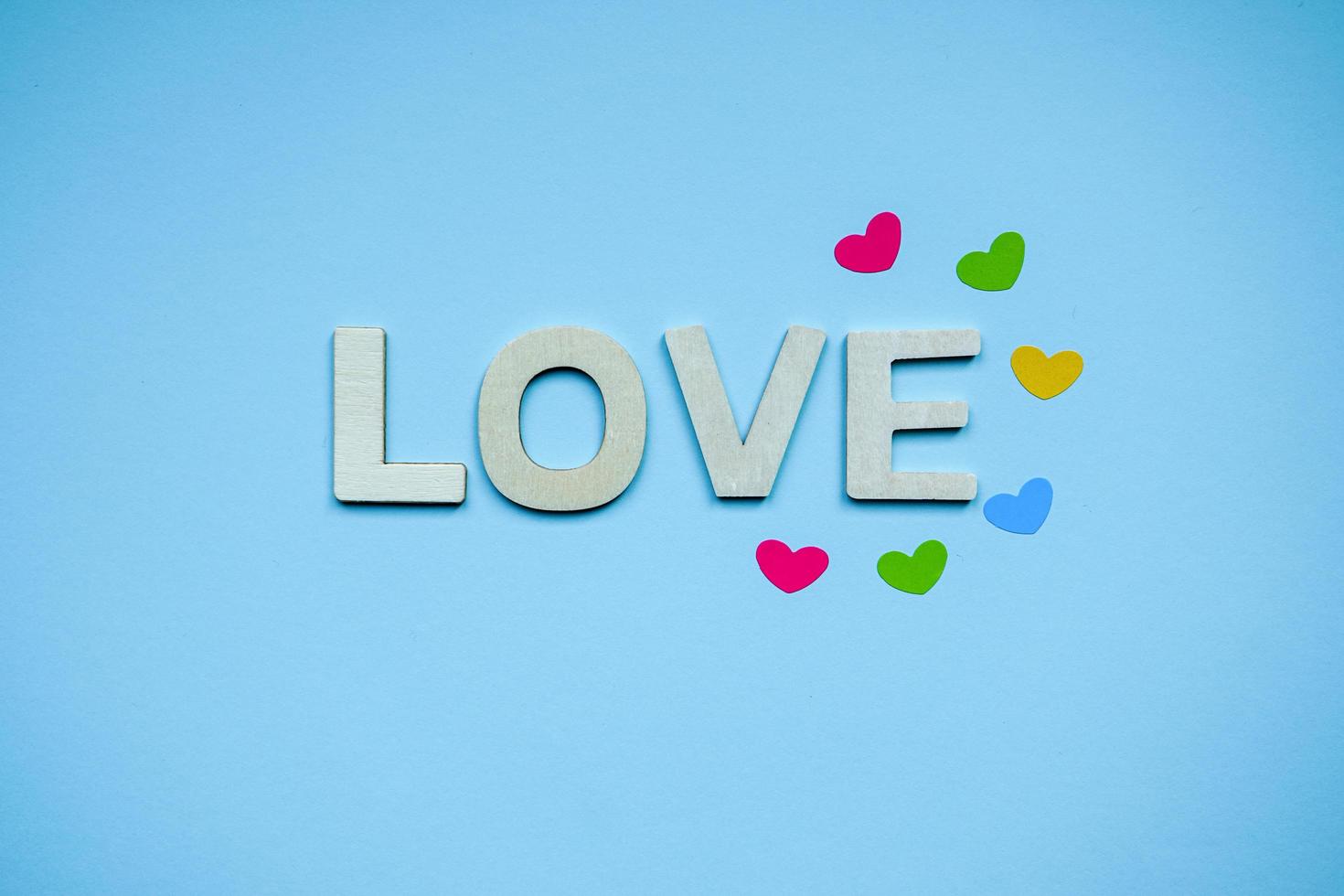 liefdeswoord op de blauwe achtergrond voor valentijnsdag foto