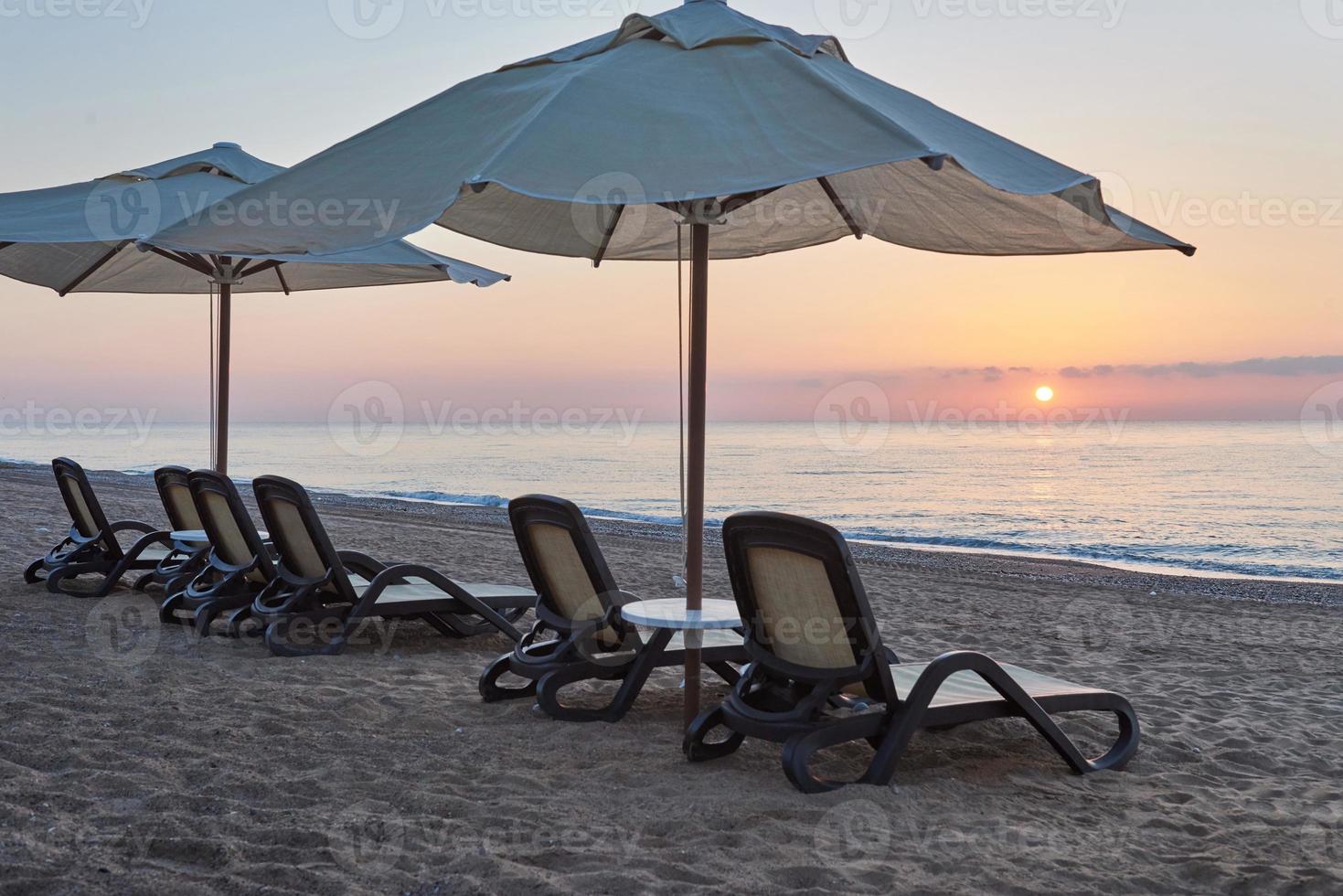 schilderachtig uitzicht op privé zandstrand aan het strand met ligbedden tegen de zee en de bergen. amara dolce vita luxe hotel. toevlucht. tekirova-kemer foto